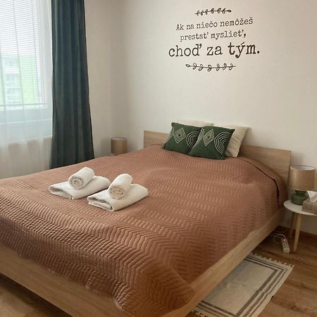 Apartman Nedaleko Centra Mesta Michalovce Exterior foto