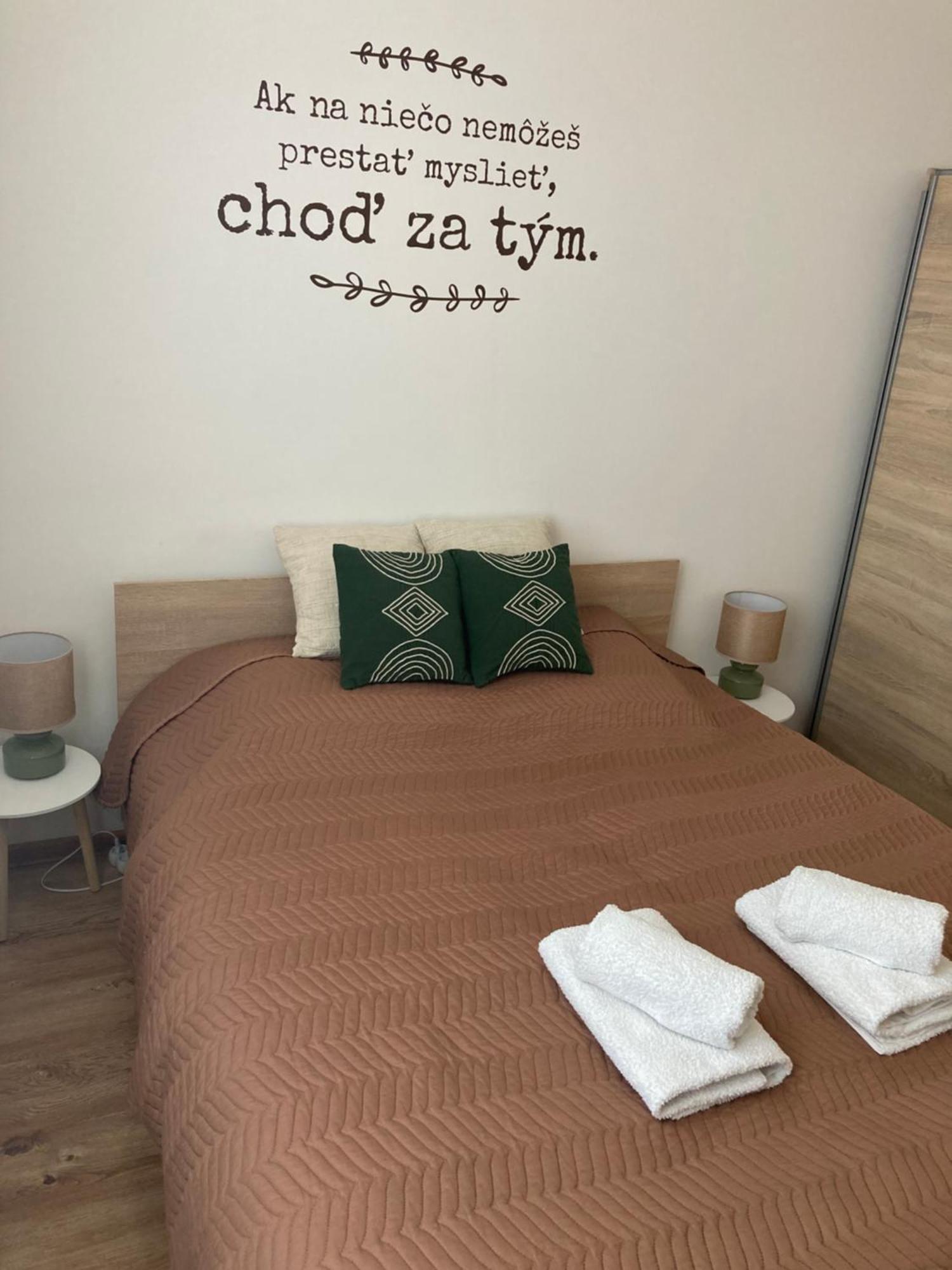 Apartman Nedaleko Centra Mesta Michalovce Exterior foto
