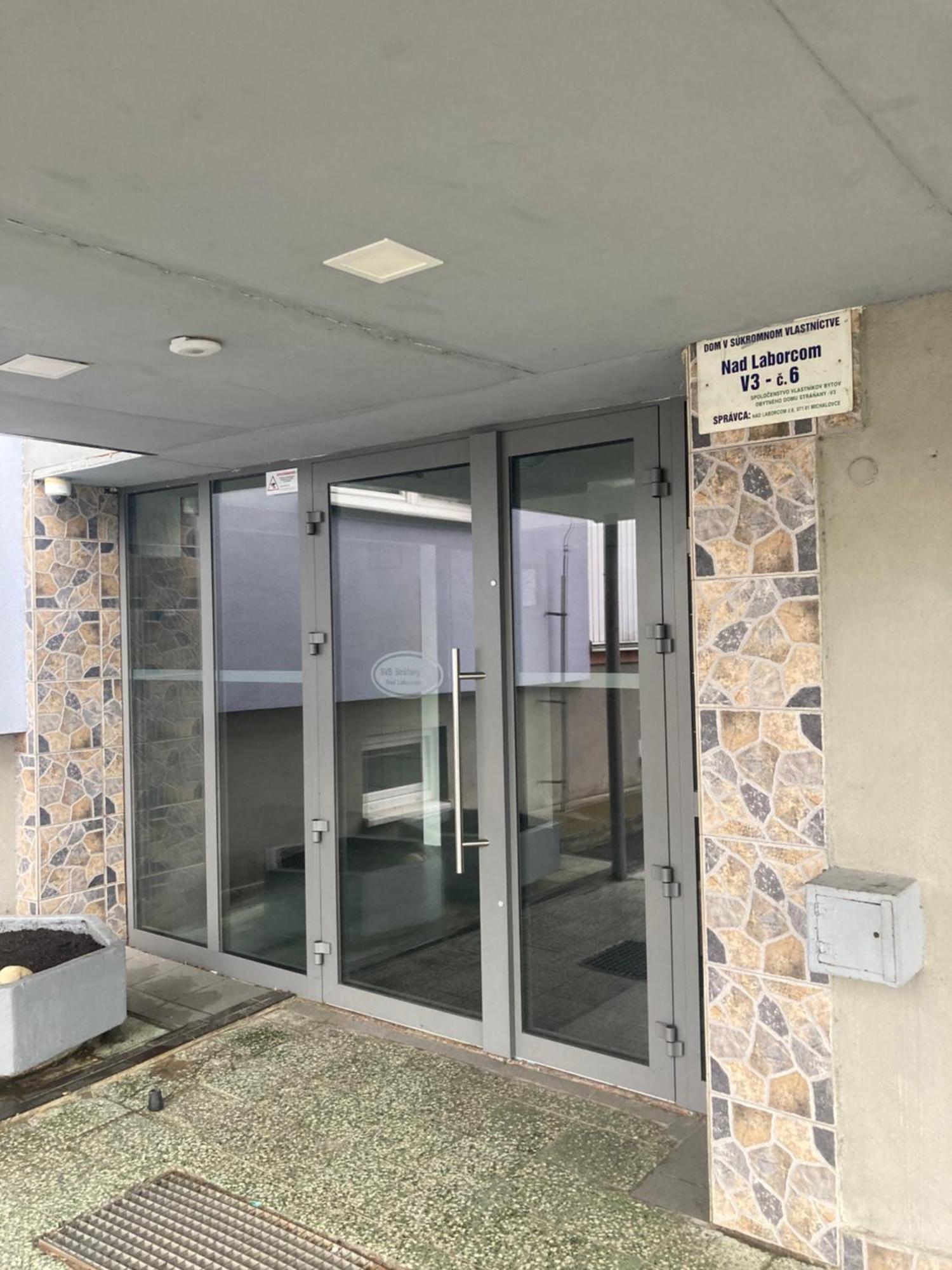 Apartman Nedaleko Centra Mesta Michalovce Exterior foto