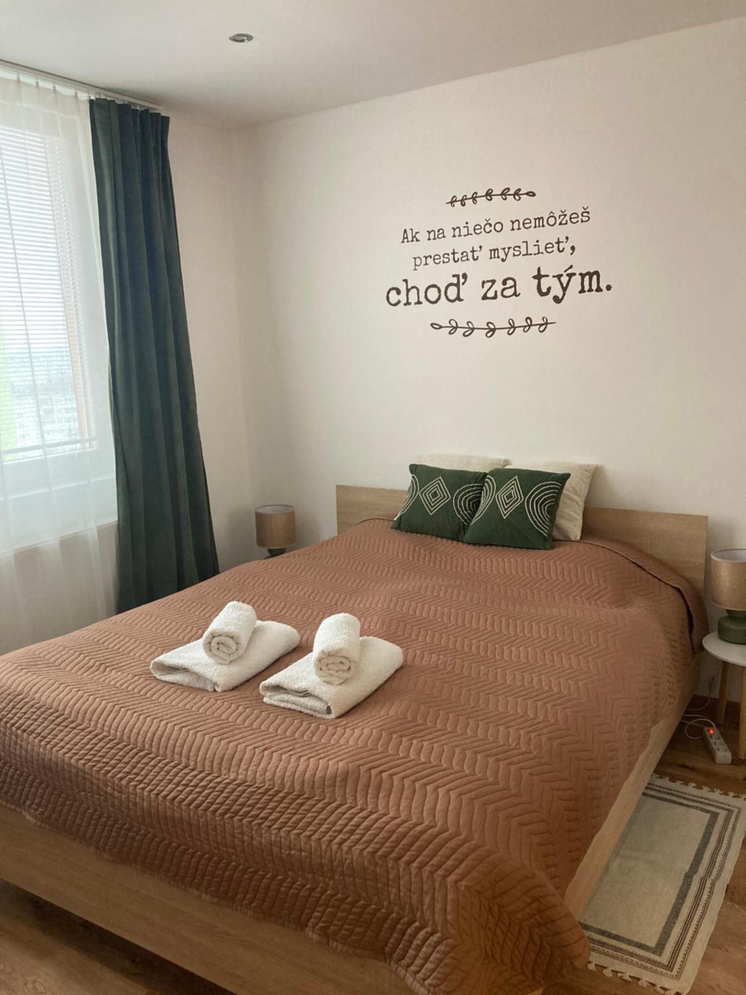 Apartman Nedaleko Centra Mesta Michalovce Exterior foto