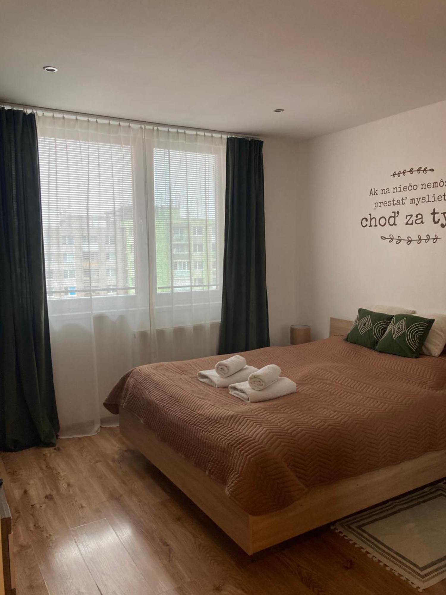Apartman Nedaleko Centra Mesta Michalovce Exterior foto