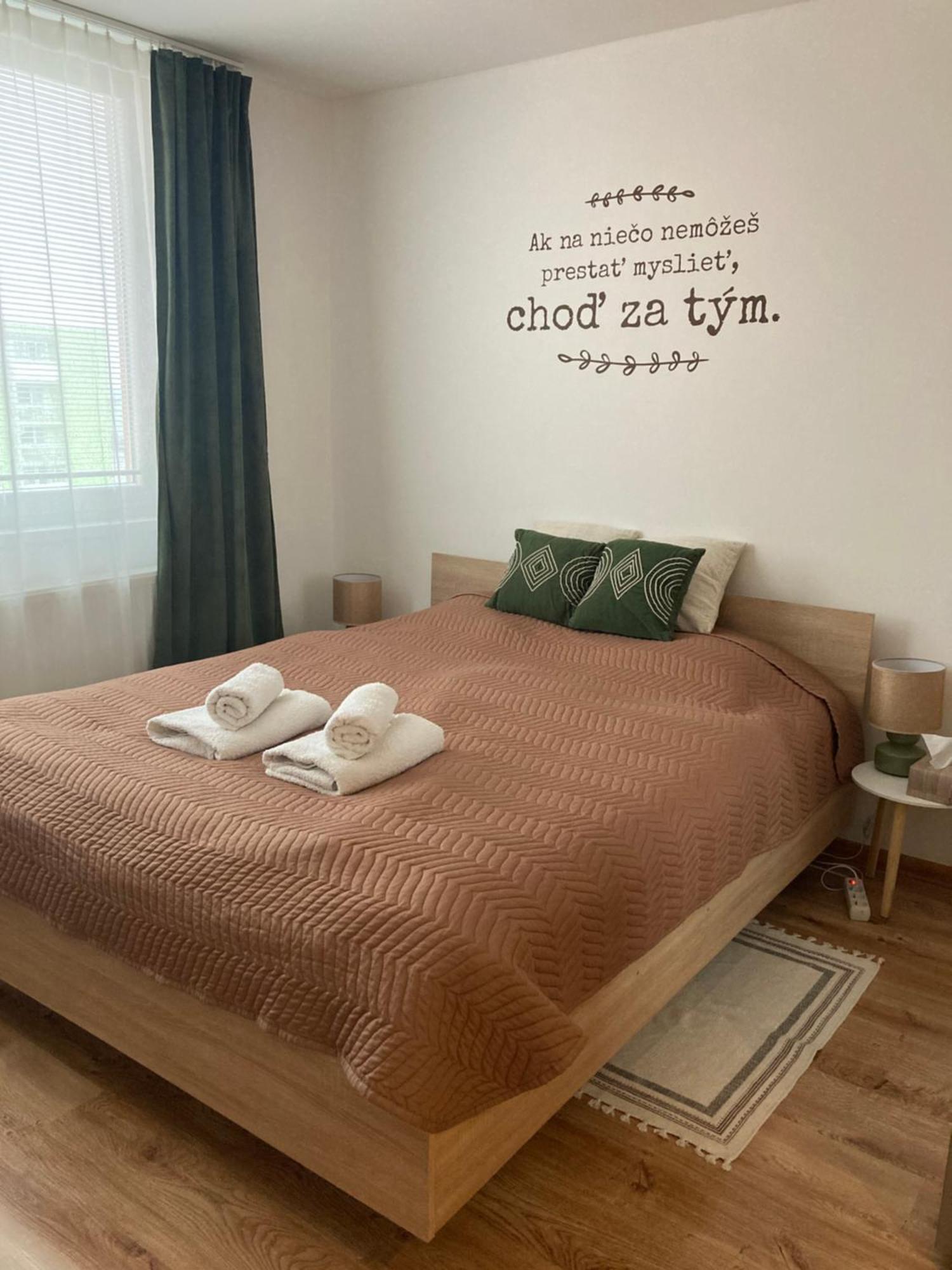 Apartman Nedaleko Centra Mesta Michalovce Exterior foto